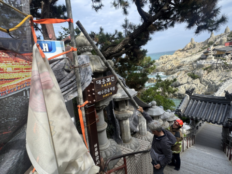 부산 해동용궁사에서 떨어진 철봉에 관광객 2명 다쳐