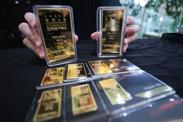 통상 전쟁 등 불확실성이 커지면 금값이 오른다는 상식이 흔들리고 있다. 치솟은 국채 금리와 위축된 시장 유동성이 원인으로 지목된다. 서울 종로구 한국금거래소 본점에 골드바가 놓여 있다. 연합뉴스