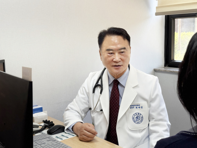 피곤하면 입병이 자주 생기거나 잦은 감기와 헤르페스로 고생하는 이들이 많다. 장수를 위해선 만성 염증관리가 중요한데 무엇보다 인체의 면역 시스템이 튼튼해야 한다. 대동병원 최명섭 과장이 환자와 상담하고 있는 모습. 대동병원 제공