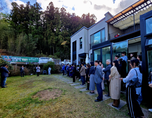 ‘목동과 낙원을 그린 거제 화가, 양달석 특별전’ 개막에 맞춰 지난 4일 경남 거제시 갤러리예술섬에서 열린 ‘예술섬거제협의회’ 창립총회 모습. 갤러리예술섬 제공