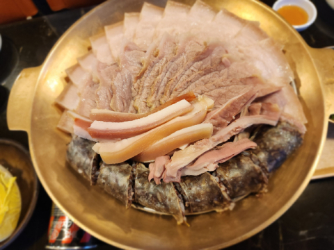 모둠 수육은 목살, 삼겹살, 항정살, 피순대, 오소리감투가 유기그릇에 담겨 나온다.