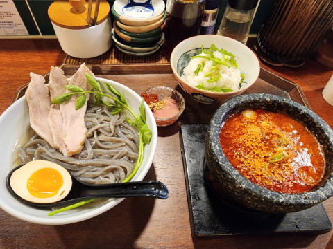 ‘타라코소바’의 김치츠케멘은 흑미면을 수프에 살짝 담갔다가 먹는다.