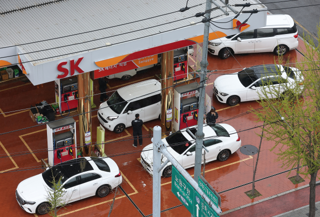 서울 시내 한 주유소에서 차량들이 주유를 하고 있다. 연합뉴스