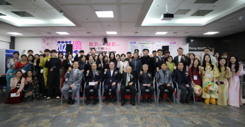 2026 진로주간 ‘진로 FUN FUN’ 개막식에서 단체 기념 촬영 모습. 부산과학기술대학교 제공