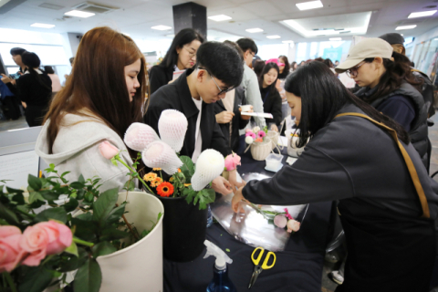 2026 진로주간 ‘진로 FUN FUN’ 플로리스트과에서 ‘꽃다발 만들기’ 체험하는 모습. 부산과학기술대학교 제공