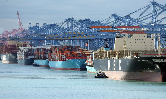 국제통화기금(IMF)가 14일 발표한 '세계경제전망'에서 올해 한국의 경제성장률을 1.9%로 내다봐 1월 전망치를 유지했다. 그러나 전쟁이 장기화될 경우 공급망 교란, 금융시장 조정, 보호무역 확산 등을 주요 하방 리스크가 커질 것으로 내다봤다. 사진은 부산 강서구 부산신항의 컨테이너 선박들. 부산일보DB