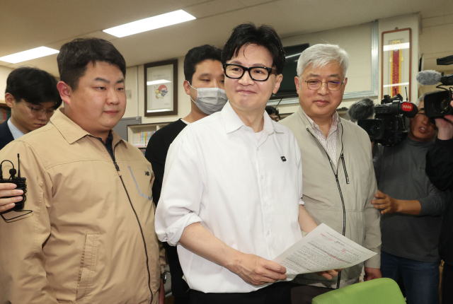 부산 북갑 보궐선거에 출마가 유력시되는 한동훈 전 국민의힘 대표가 14일 오후 부산 북구 만덕2동 행정복지센터에서 전입신고를 하고 있다. 정종회 기자 jjh@