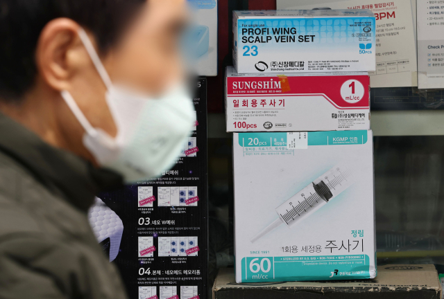 14일 서울 시내의 한 의료기기 판매점 앞에 주사기가 놓여있다. 정부는 이날부터 중동 정세 불안으로 불거진 의료용 주사기·주사침 수급 차질에 대응해 매점매석 금지 조치를 시행한다. 연합뉴스