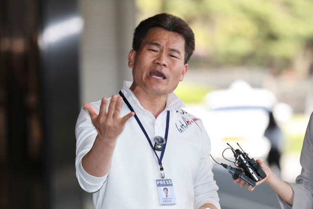 이재명 대통령과 이준석 개혁신당 대표에 대한 명예훼손 혐의를 받는 전 한국사 강사 전한길 씨가 13일 서울 서초구 서울중앙지방검찰청에서 열린 구속영장 청구 전 피의자 조사에 출석하며 취재진에 입장을 밝히고 있다. 연합뉴스
