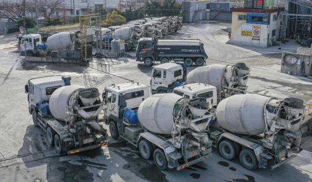 중동 전쟁 장기화로 인해 레미콘 가격 인상이 예고되고 있다. 부산 사하구 한 레미콘 업체에 레미콘 차량이 주차돼 있다. 김종진 기자 kjj1761@