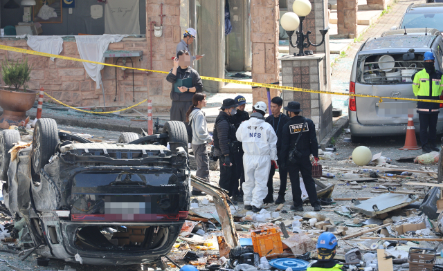 13일 오전 4시께 청주시 흥덕구 봉명동의 한 상가에서 LP 가스가 폭발하는 사고가 발생해 인근에 거주하는 주민 15명이 다친 가운데 국립과학수사연구원과 소방당국 등 관계기관이 음식점 내외부에서 합동 감식을 하고 있다. 연합뉴스