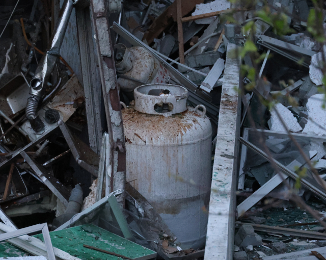 13일 오전 4시께 청주시 흥덕구 봉명동의 한 상가에서 LP 가스가 폭발하는 사고가 발생해 인근 주민 16명이 다치고 주변 건물이 파손되는 피해를 입었다. 사진은 폭발 지점으로 추정되는 음식점 뒤편 공터. 연합뉴스