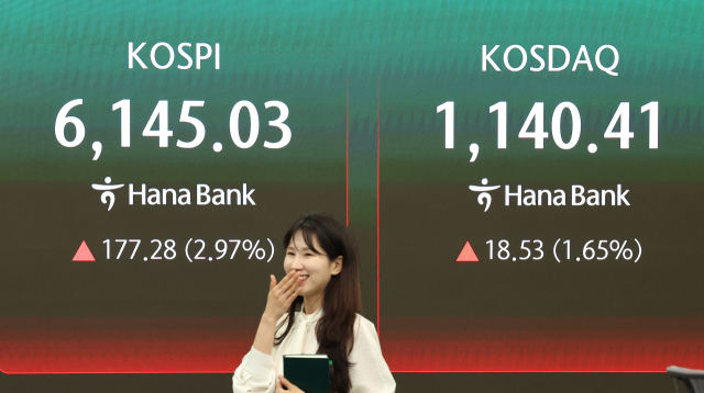 코스피가 3% 가까이 오르며 6,130선에서 개장한 15일 서울 중구 하나은행 본점 딜링룸 현황판에 코스피와 코스닥 지수가 표시되고 있다. 이날 오전 코스피는 전장보다 171.82포인트 오른 6,139.57에 코스닥은 18.28포인트(1.63%) 상승한 1,140.16에 거래되고 있다. 원/달러 환율은 10.2원 내린 1,471.0원이다. 연합뉴스