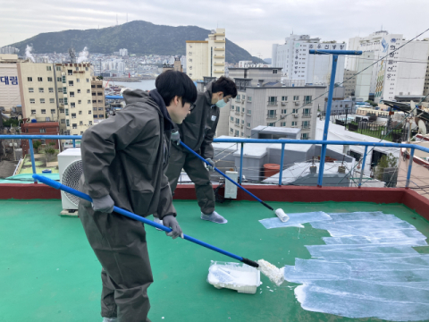 국민연금공단 직원들이 쿨루프 도장 작업을 하고 있다. 국민연금공단 제공