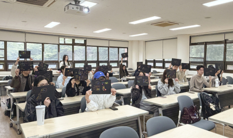 스크래치 페이퍼에 ‘나의 미래 그리기’ 활동하는 유학생들 모습. 신라대학교 제공