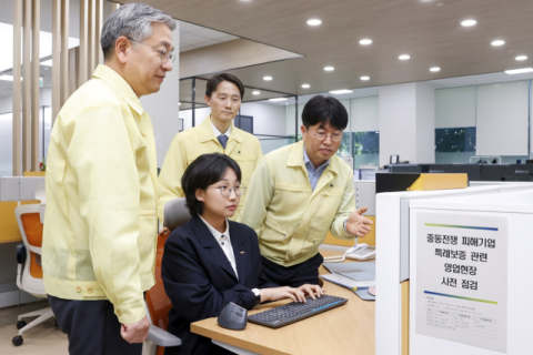 김종호 기보 이사장(왼쪽 첫번째)이 부산지점에 방문해 '중동전쟁 피해 중소기업 특례보증' 관련 영업현장을 점검하고 있다. 기보 제공