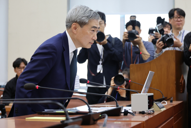 신현송 한국은행 총재 후보자가 15일 국회 재정경제기획위원회에서 열린 인사청문회에서 임이자 위원장에서 선서문을 전달한 뒤 자리에 착석하고 있다. 연합뉴스