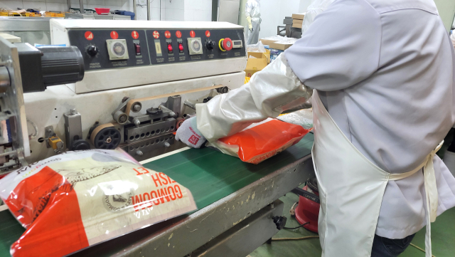 수산물 가공업체의 포장 작업 모습. 업체 제공