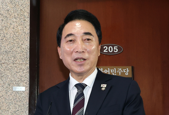 더불어민주당 박수현 수석대변인이 3월 5일 국회에서 충남지사 출마를 위해 수석대변인직을 사퇴한다고 밝히고 있다. 연합뉴스