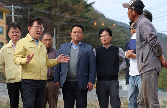 이승돈 농촌진흥청장(왼쪽에서 두번째)은 4월 15일 강원도 평창군 방림면에 있는 여름배추(고랭지배추) 재배지를 방문해 ‘씨스트선충’ 방제 추진 상황을 점검하고 있다. 농촌진흥청장 제공