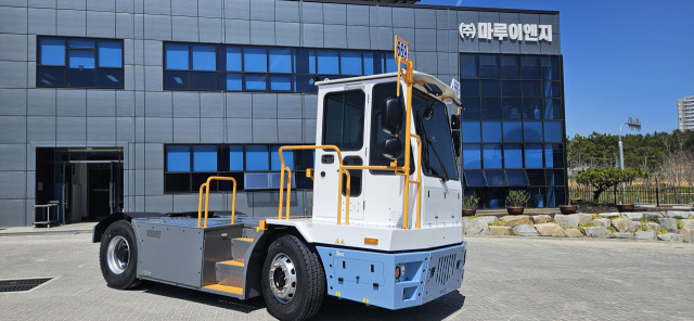 국산 무탄소 전기 야드트랙터 사진. 해수부 제공