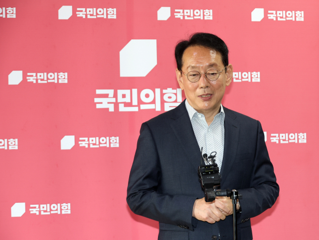 국민의힘 김도읍 의원이 14일 국회에서 부산 북갑에 출마할 것으로 예상되는 한동훈 전 대표와 관련, 입장을 밝히고 있다. 연합뉴스