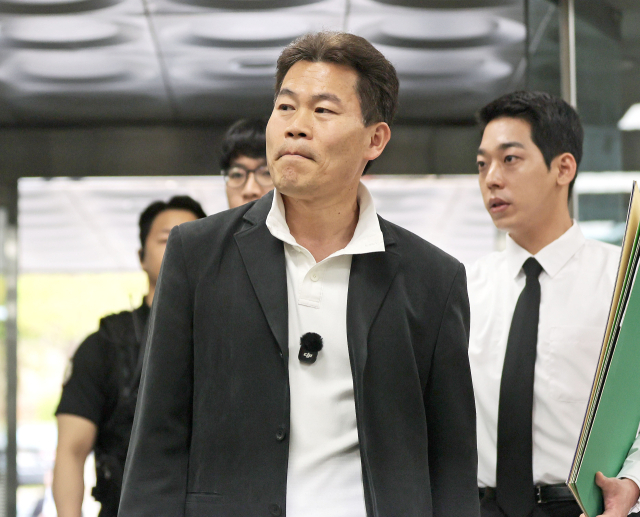 이재명 대통령과 개혁신당 이준석 대표의 명예를 훼손한 혐의를 받는 유튜버 전한길(본명 전유관)씨가 16일 서초구 서울중앙지방법원에서 열린 구속 전 피의자 심문(영장실질심사)에 출석하고 있다. 연합뉴스