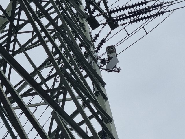 기존 산불감시카메라 대비 설치비가 저렴하고 송전탑 화재를 예방할 수 있지만 감시 범위가 좁다는 단점이 있다. 사천시 제공