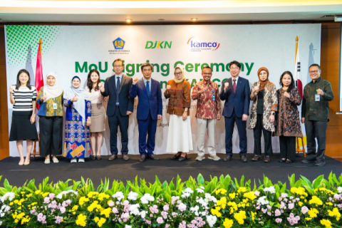 2026년 4월 15일 자카르타에서 개최된 「국유재산 관리 효율화를 위한 업무협약 체결식」에서 김석환 캠코 이사(사진 왼쪽에서 여섯 번째)와 쿠수마와르다니(Kusumawardhani) 인도네시아 재무부 국유재산관리국 기획조정관(사진 왼쪽에서 일곱 번째) 등 관계자들이 기념촬영을 하고 있다.