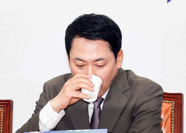 국민의힘 장동혁 대표가 10일 국회에서 열린 긴급최고위원회의에서 물을 마시며 목을 축이고 있다. 연합뉴스
