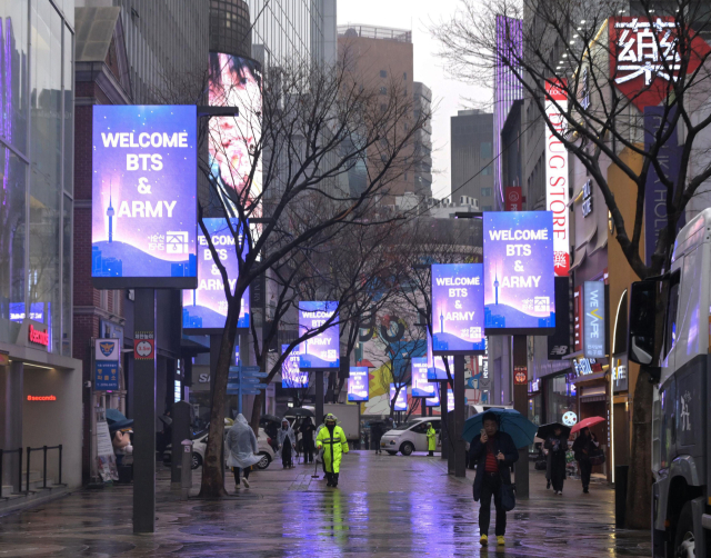 서울 중구는 방탄소년단(BTS) 광화문 공연을 앞두고 지난 18일 명동 거리의 미디어 폴에서 BTS 환영 영상을 송출하고 거리 물청소를 했다. 사진은 서울 미디어 폴에서 BTS와 팬클럽 아미 환영 메시지가 송출되고 있는 모습. 연합뉴스
