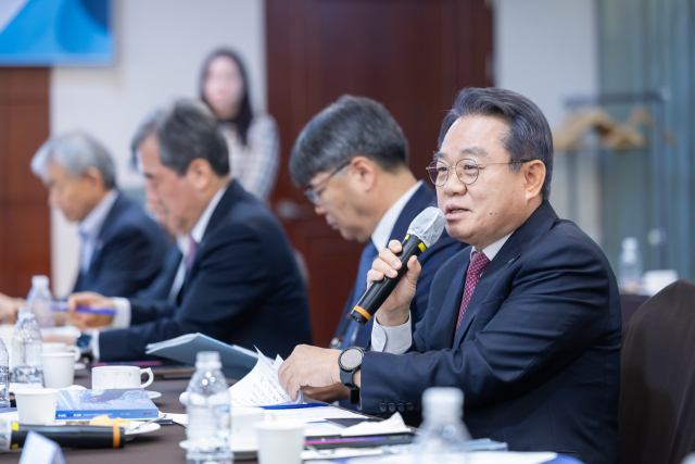안병길 한국해양진흥공사 사장은 16일 서울 중구 코리아나호텔에서 열린 ‘벌크·탱커선사 최고경영자(CEO) 콘퍼런스’에서 해운업계 관계자들과 대화를 나누고 있다. 해진공 제공