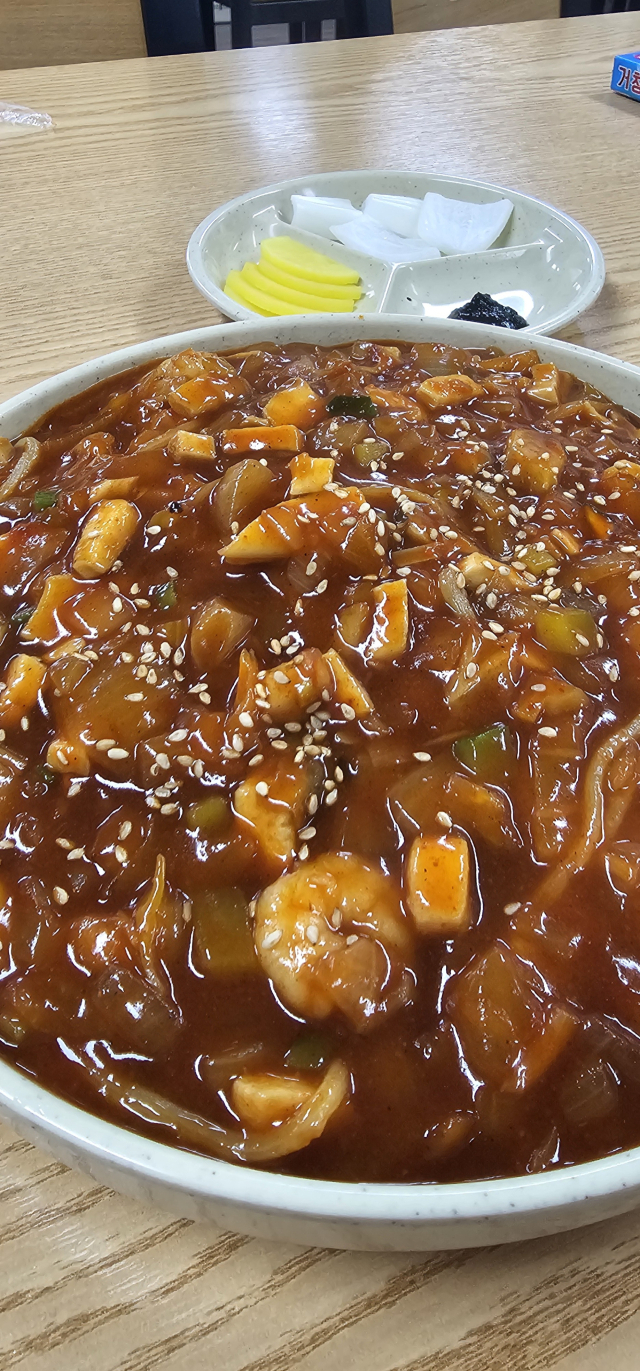 부산 사상구 엄궁농산물도매시장 내 맛집인 '거창반점'에서는 사천쟁반짜장(사진)을 비롯한 다양한 음식을 판매하고 있다. 김한수 기자 hangang@