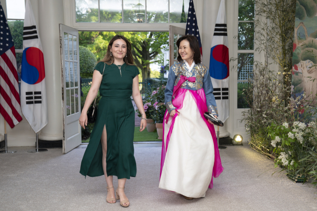 도널드 트럼프 미국 대통령이 13일(현지시간) 2기 트럼프 행정부 첫 주한미국대사 후보로 한국계 여성 정치인인 미셸 박 스틸(한국명 박은주) 전 연방 하원의원을 지명했다. 백악관은 이날 홈페이지를 통해 주한미국대사 지명을 발표하고 연방 상원에 인준을 요청했다. 사진은 2023년 4월 26일 미국 워싱턴D.C 백악관에서 당시 조 바이든 미국 대통령 부부 주최로 열린 윤석열 대통령 부부 공식 환영 만찬에 참석하기 위해 한복 차림으로 도착하는 미셸 박 스틸 의원. 연합뉴스