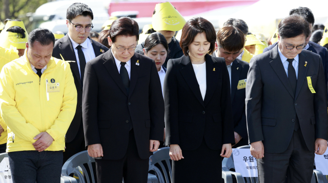 6·3 지방선거가 40여 일 앞으로 다가왔지만 중앙 정치 이슈에 매몰돼 지역 공약과 인물 검증이 뒷전으로 밀린다는 지적이 나온다. 이재명 대통령이 16일 경기도 안산 화랑유원지에서 열린 세월호 참사 12주기 기억식에서 묵념하는 모습. 연합뉴스