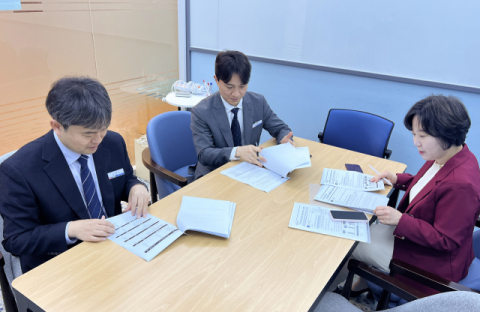 울산시교육청 미래교육과 김성수, 안득하 장학사, 신라대 이은화 교육연수원장이 교원 평생학습 협력 방안을 논의하고 있다. 신라대 제공