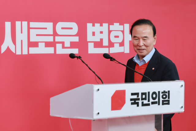 국민의힘 박덕흠 중앙당 공천관리위원장이 17일 서울 영등포구 여의도 중앙당사에서 대구시장과 충북지사 예비경선 결과를 발표하기 위해 단상으로 향하고 있다 대구시장 본경선에 추경호·유영하 예비후보가 진출했다. 충북지사 본경선에는 윤갑근 예비후보가 올라 김영환 현 충북지사와 후보 자리를 다툰다. 연합뉴스