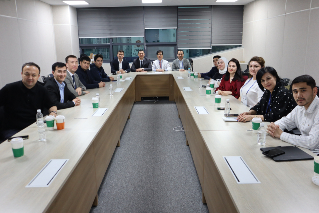 지난 17일 우즈베키스탄 국립아동병원 의료진이 센텀종합병원을 방문했다. 센텀종합병원 제공