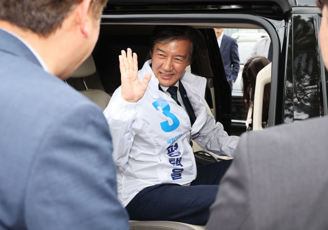 조국혁신당 조국 대표가 17일 경기도 평택시선거관리위원회에서 경기 평택을 국회의원 재선거 예비후보 등록을 마친 후 선거운동 점퍼를 입고 이동하고 있다. 연합뉴스