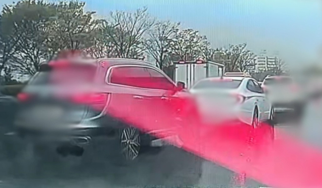 앞차 들이 받고 멈춰 선 음주운전 차량. 부산경찰청 제공