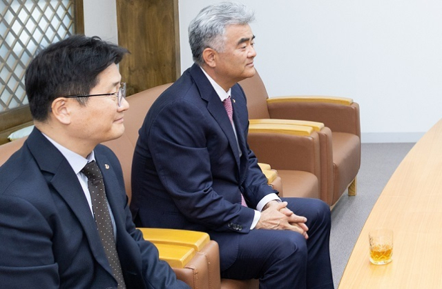 정원주 대우건설 회장(오른쪽)이 김윤덕 장관을 만나 대화를 나누고 있다.