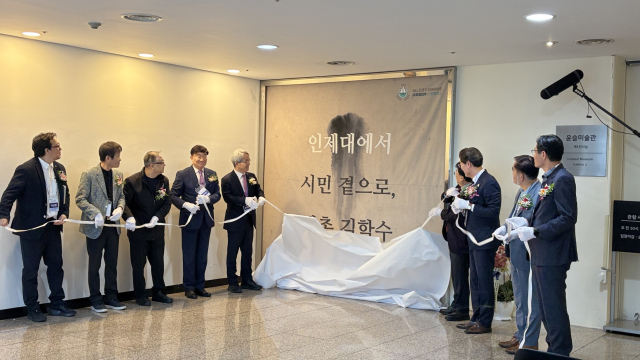 지난 16일 오후 김해문화의전당 윤슬미술관 제1전시실에서 열린 혜촌 김학수 화백 특별 전시회 ‘붓으로 그리는 역사: 한강 1300리 길, 시대를 담다’ 개막식 모습. 김은영 기자 key66@