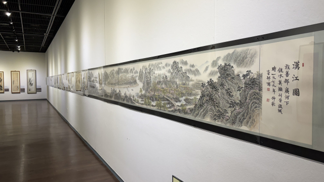 인제대는 지난 16일 오후 4시 김해문화의전당 윤슬미술관 제1전시실에서 혜촌 김학수 화백 특별 전시회 ‘붓으로 그리는 역사: 한강 1300리 길, 시대를 담다’를 개막했다. 사진은 ‘한강전도’ 일부. 김은영 기자 key66@