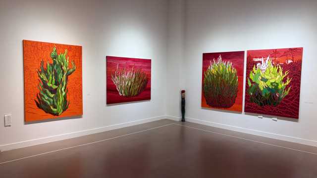 지난 3일부터 내달 2일까지 부산 강서구 레오앤갤러리에서 열리는 정철교 초대전 ‘녹색 불꽃’ 전시 전경. 김은영 기자 key66@