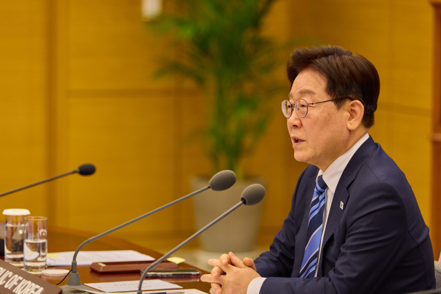 이재명 대통령이 지난 17일 청와대에서 프랑스·영국이 주도하는 호르무즈 해협 자유항행에 관한 화상 정상회의를 하고 있다. 연합뉴스