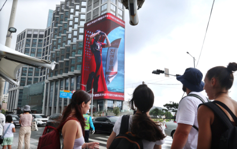 그랜드조선 미디어의 ‘세상에서 가장 큰 라이프가드’ 캠페인은 2025 대한민국 광고대상 옥외광고 부문 대상을 수상했다. 연합뉴스