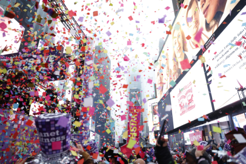 뉴욕 타임스스퀘어에서 새해맞이 행사 ‘볼드랍(Ball Drop)’이 열리고 있다. 연합뉴스