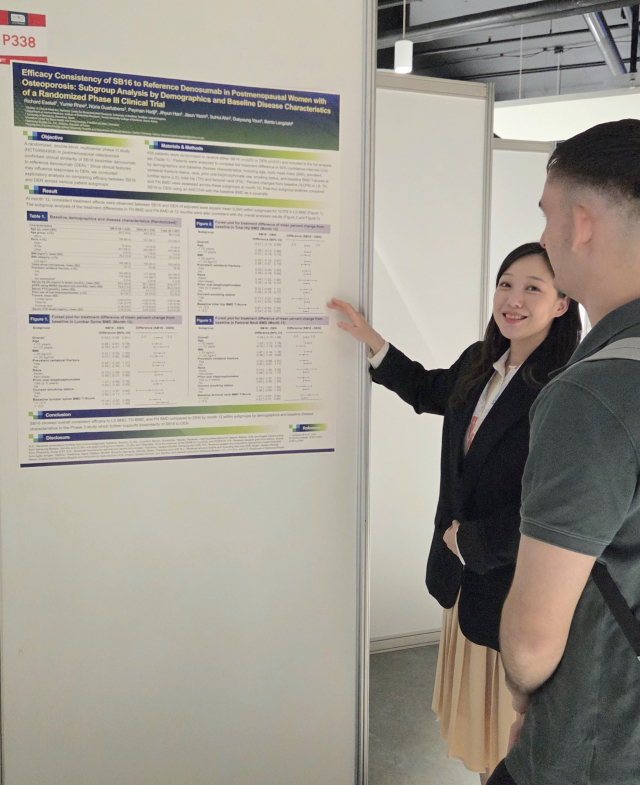 삼성바이오에피스 관계자가 유럽 학회에 참가해 골다공증 치료제 '오보덴스'의 임상 3상 후속 연구 결과를 설명하고 있다. 삼성바이오에피스 제공