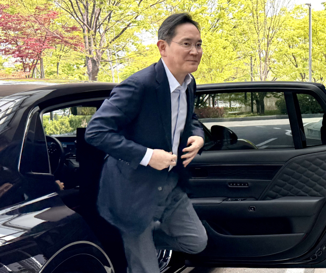 이재용 삼성전자 회장이 인도·베트남 경제사절단 동행을 위해 19일 서울 강서구 서울김포비즈니스항공센터(SGBAC)를 통해 출국하고 있다. 연합뉴스