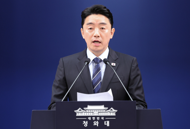 강훈식 대통령비서실장이 19일 청와대 기자회견장에서 이재명 대통령의 국회 특별감찰관 임명 절차 개시 재요청 관련 브리핑을 하고 있다. 연합뉴스